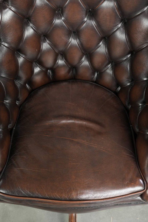 Image 1 of Silla de oficina Chesterfield antigua de piel de vaca marrón con ruedas, de lujoso estilo inglés.