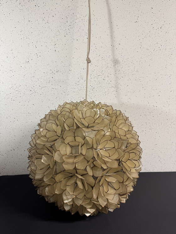 Image 1 of grande lampadario vintage composto da fiori in madreperla