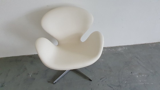 Image 1 of Poltrona a forma di cigno di Fritz Hansen in pelle bianca