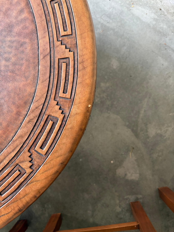 Image 1 of Zuid Amerikaanse leren salontafel en drie bijzettafels 