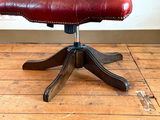 Image 1 of Silla de escritorio Chesterfield de cuero rojo con carácter atemporal