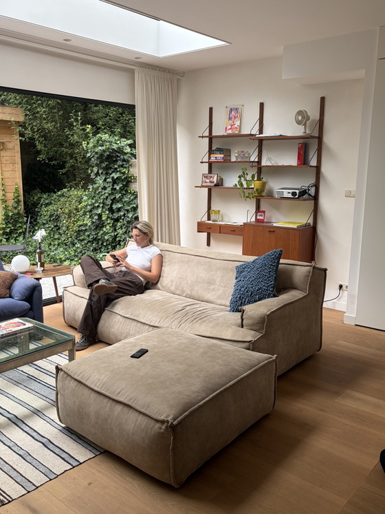 Image 1 of Beige Wildleder-Dreisitzer-Sofa