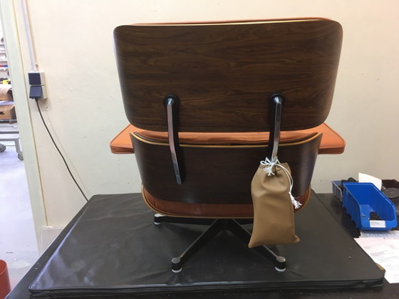 Poltrona Eames Lounge Chair & Ottoman Orig. del 1976, Legno di Palissandro, Prof. Restaurata – Herman Miller (photo 9 of 13)