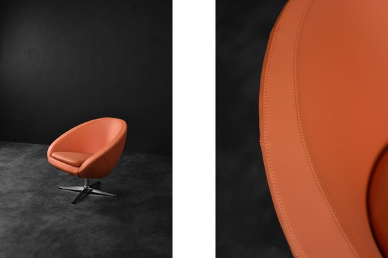 Image 1 of Fauteuil pivotant orange de style scandinave moderne vintage des années 1960