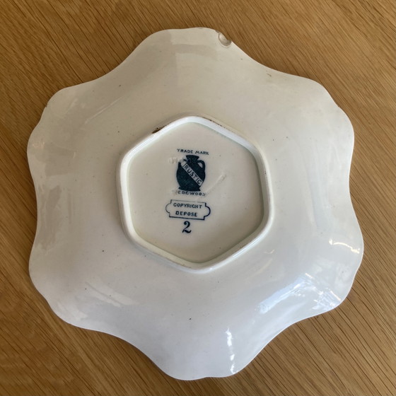 Image 1 of Charmante Geschulpte Schaal 19e-eeuws Wedgwood