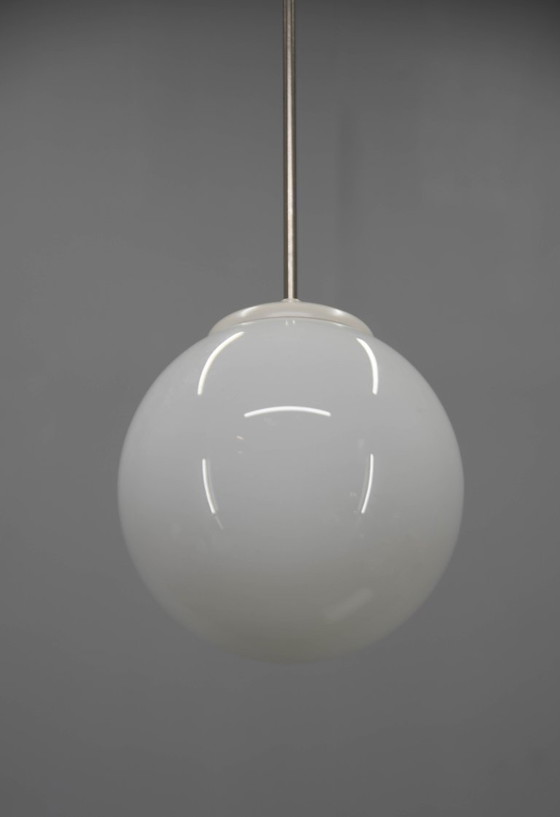 Image 1 of Hanglamp met opaalglazen bol uit de jaren 1940 | Vintage plafondlamp | Opnieuw bedraad