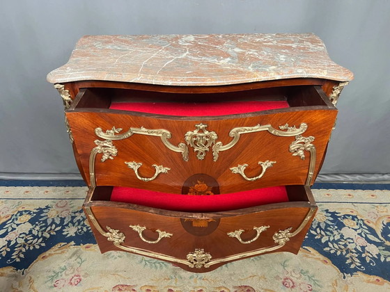 Commode in Lodewijk XV-stijl. Marqueterie, verguld bronzen decoratie. – Ladekasten, Wood (photo 6 of 8)