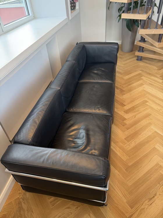 Image 1 of Elegant leather sofa in black – 2.35 m wide