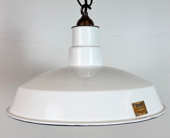 Image 1 of Industriële witte geëmailleerde fabriekshanglamp van Quadrangle Mfg. Co., jaren 60