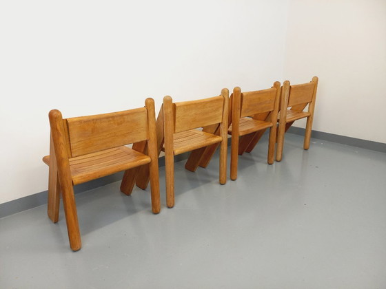 Image 1 of Set van 4 vintage brutalistische stoelen van massief eikenhout uit de jaren 60 en 70.