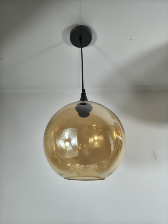 Image 1 of Lampada a sospensione a sfera in vetro color ambra champagne