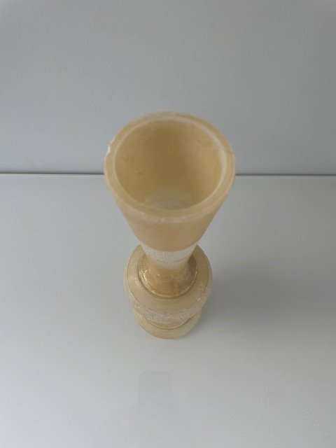 Image 1 of Vaso vintage da 32 cm in alabastro con fasce decorative e motivi floreali