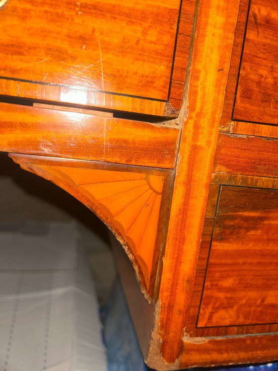 Image 1 of Maple & Co Prachtig Edwardiaans bureau van satijnhout met kruisbanden van walnoothout