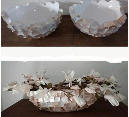 1 jarrón de concha ovalada y 2 jarrones de concha de nácar con cuencos rotos