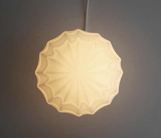 Image 1 of Sfeervolle witte glazen plafondlamp van Thabur in Den Haag, medium variant, art deco lamp glazen bolSfeervolle witte glazen plaf
