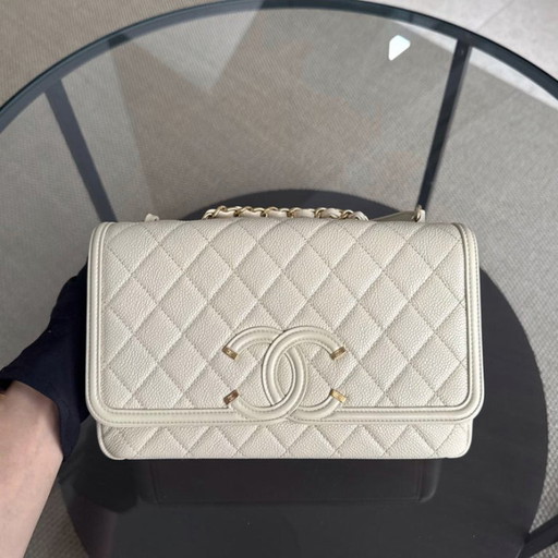 Borsa Chanel Filigree CC Media - 25 cm Caviar trapuntata avorio beige chiaro con finiture dorate Serie 22