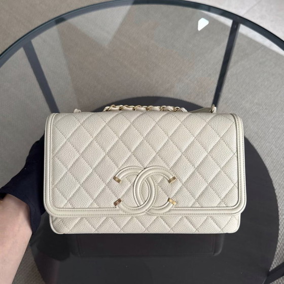 Image 1 of Borsa Chanel Filigree CC Media - 25 cm Caviar trapuntata avorio beige chiaro con finiture dorate Serie 22