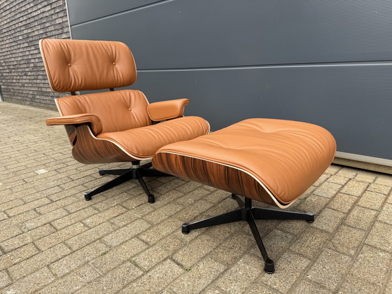 Image 1 of Poltrona lounge Vitra Eames XL + poggiapiedi, in pregiata pelle nera e palissandro Santos. NUOVA!!