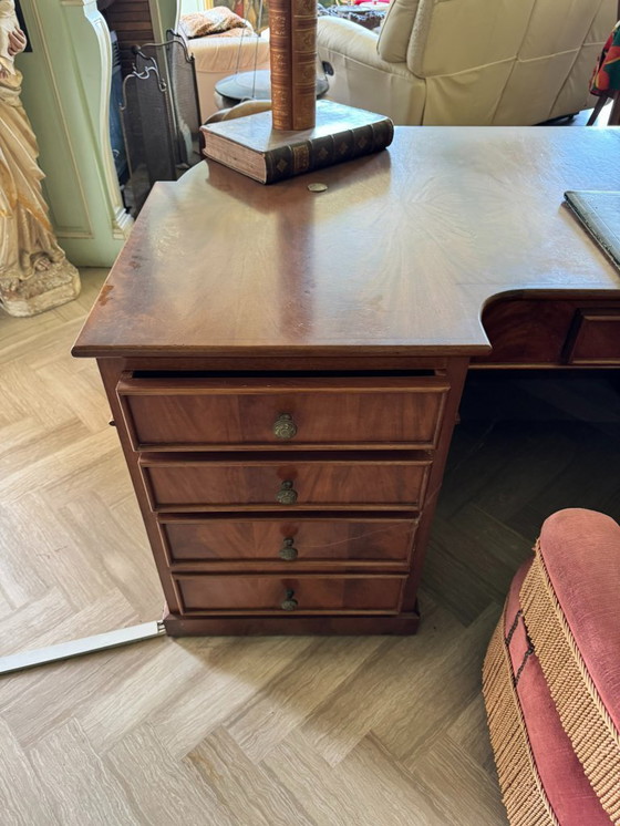 Image 1 of Bureau style classique en noyer