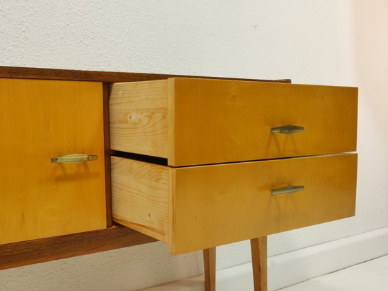 Image 1 of Commode/armoire d'entrée vintage des années 1960 – makoré et bouleau, poignées en laiton, style Mid-Century