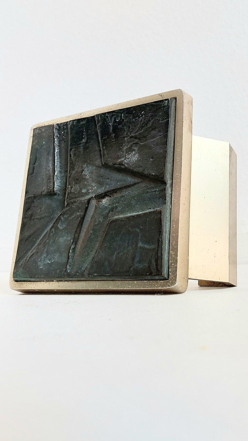 Targa brutalista in bronzo su maniglia della porta in alluminio ottonato