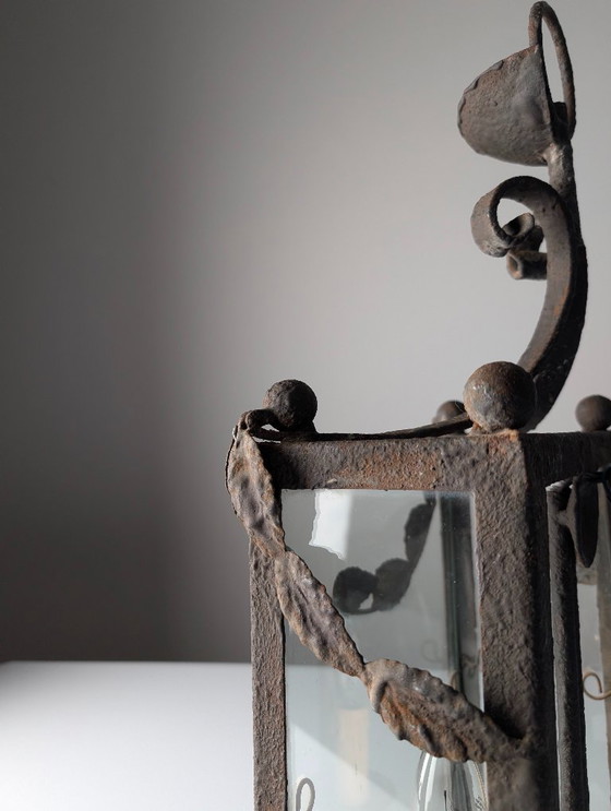 Image 1 of Lanterna in ferro battuto con pannelli in vetro, motivi fogliati