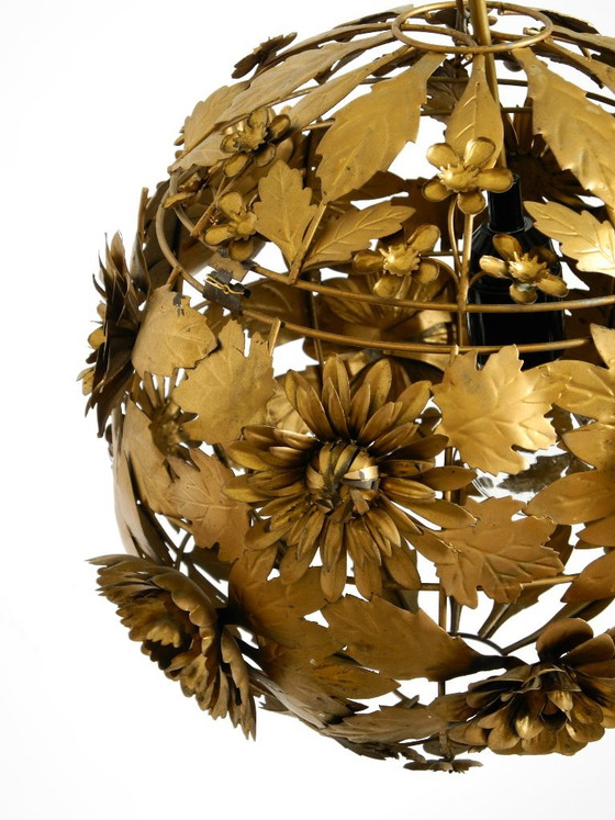 Preciosa y singular lámpara de techo esférica de metal con diseño floral, estilo Regencia de los años 70. (photo 15 of 20)