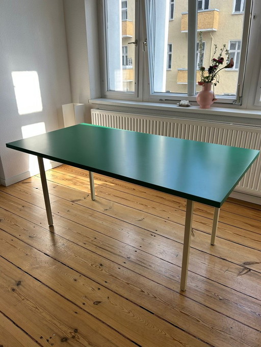 Hay 2 Colors table