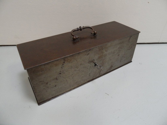 Image 1 of Vintage metalen geld kist