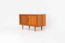 Credenza Svend Dyrlund in teak con ante a serrandina