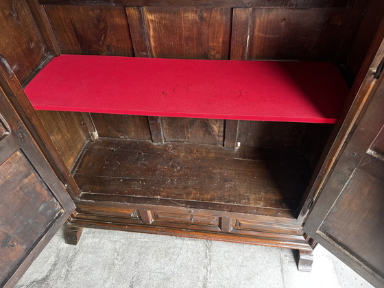 Image 1 of Antiker Kleiderschrank/Schrank im spanischen Stil aus Massivholz mit geschnitzten Paneelen