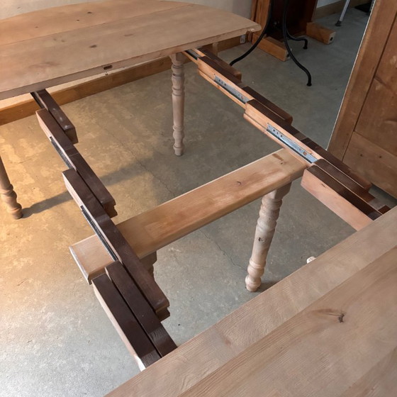 Image 1 of Ronde tafel met verlengstukken