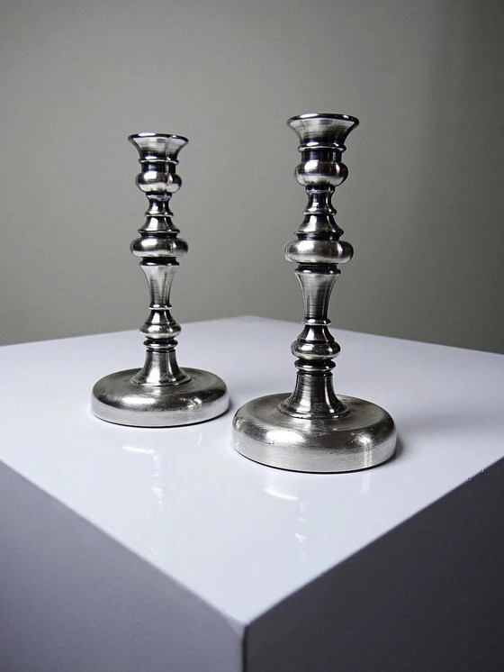 Par de pequeños candelabros antiguos bañados en plata, estilo georgiano. – Portavelas, Metal (photo 4 of 12)