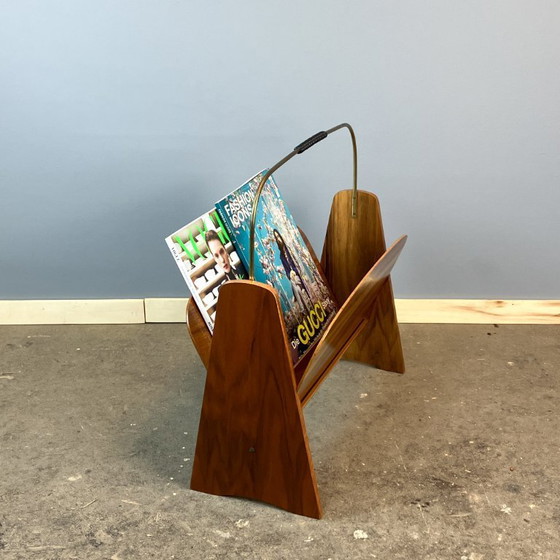 Image 1 of Vintage krantenrek, walnoothout met messing, jaren 60