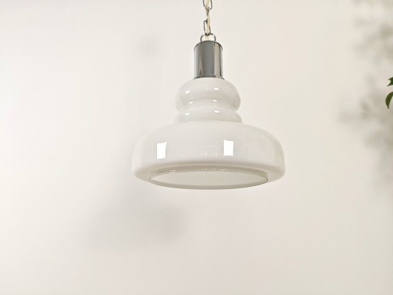 Image 1 of Lampada a sospensione vintage in vetro opalino bianco / Lampada a sospensione moderna di metà secolo jugoslava degli anni '7