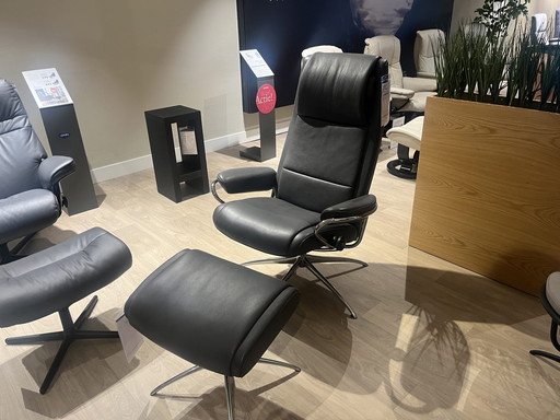 Sillón relax Stressless Paris M con respaldo alto y reposapiés