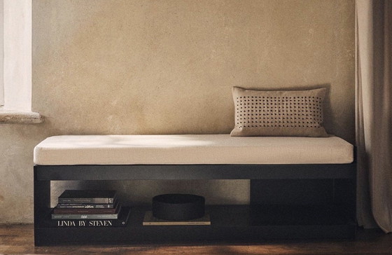 Image 1 of Zwarte metalen Zara-bank voor thuis met kussen en opbergruimte.