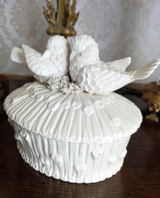 Vintage Italiaanse keramische sieradendoos met witte glazuurlaag en duiven. – Decoratieve objecten, Ceramic (photo 5 of 10)