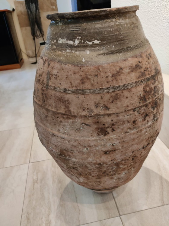 Image 1 of Magnifique pot ancien en terre cuite, avec un éclat et une patine rouge.