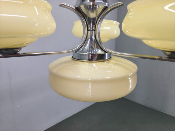 Image 1 of Lustre Bauhaus, Tchécoslovaquie, années 1930, suspension en verre opalin chromé