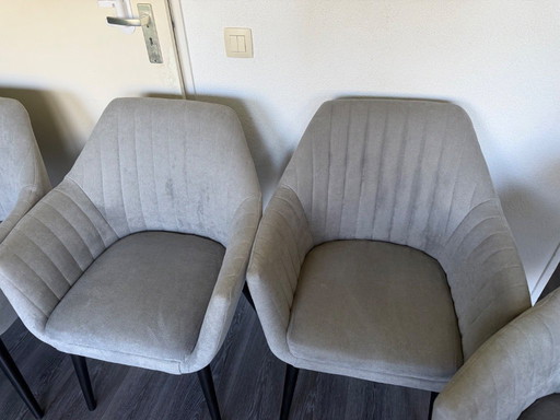 Juego de 4 sillas de comedor modernas de color gris.