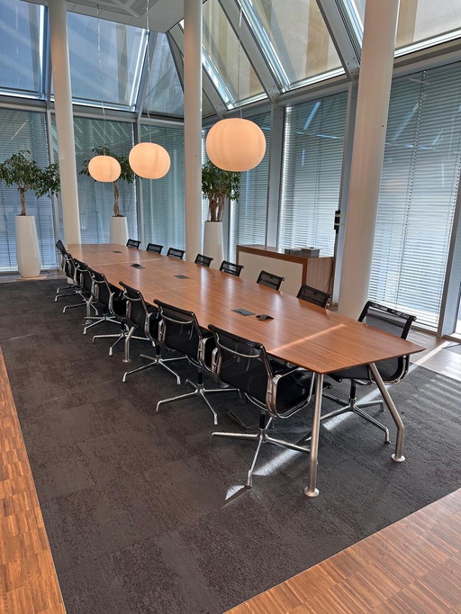 Stylish Twinform Task conference table - American walnut veneer - New condition