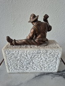 Kleine Bronzestatue eines Handwerkers auf Marmorsockel, 19. Jahrhundert.