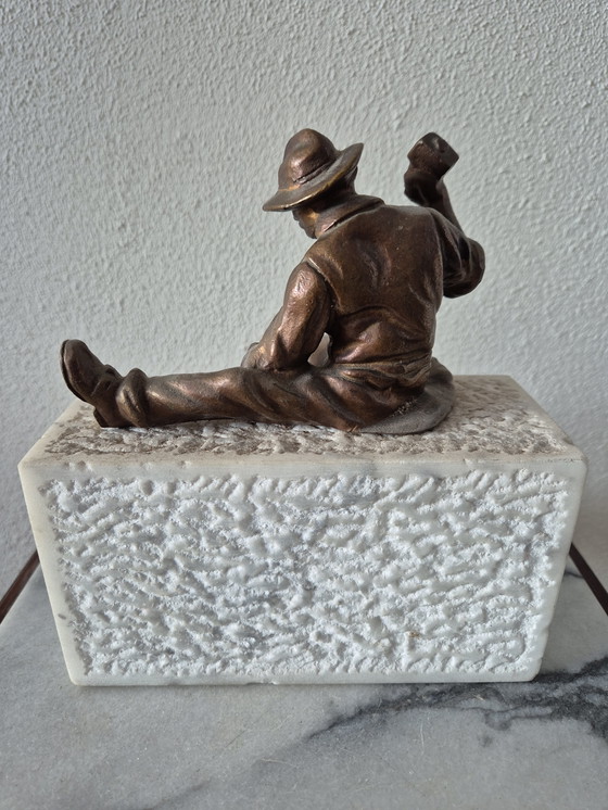 Image 1 of Petite statue en bronze d'un artisan sur un socle en marbre, XIXe siècle.