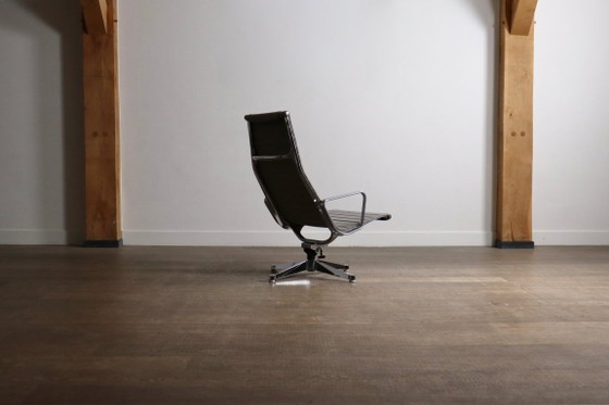 Early edition Eames EA124 Aluminium Group Lounge Chair by Herman Miller, 1970s – Swivel chairs, Vintage (photo 12 of 16)