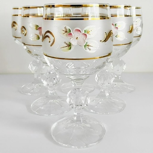 Set vintage handgeschilderde Boheemse wijnglazen kristal emaille bloemmotief 1960's