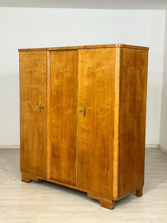 Image 1 of Armoire style années 50 / Meuble en bois / Placard à linge / Armoire de chambre vintage