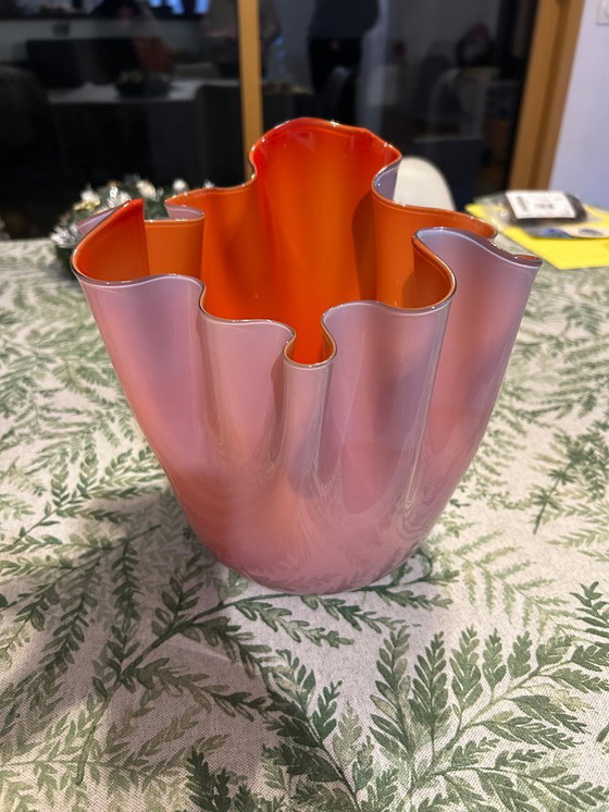 Image 1 of Venini Fazzoletto tweekleurige vaas, oranje binnenkant, ondoorzichtige roze buitenkant