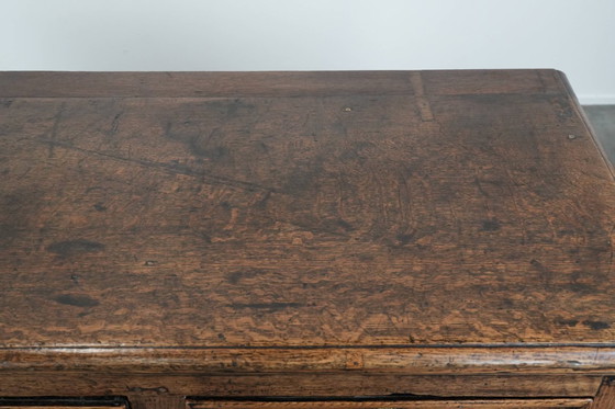 Image 1 of Antiek Engels dressoir uit begin 18e eeuw gemaakt van eikenhout 