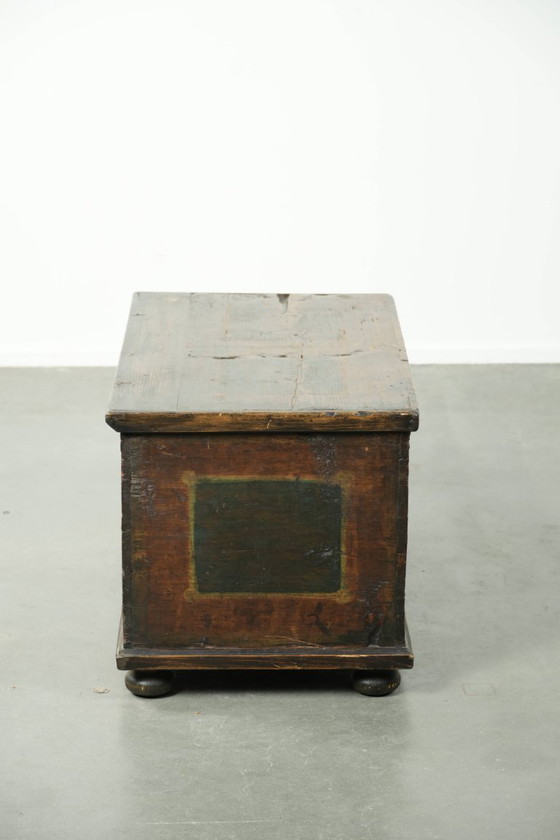Image 1 of Subtiele en Decoratieve Met de Hand Beschilderde Antieke Oostenrijkse Bruid Kist Met Karakter